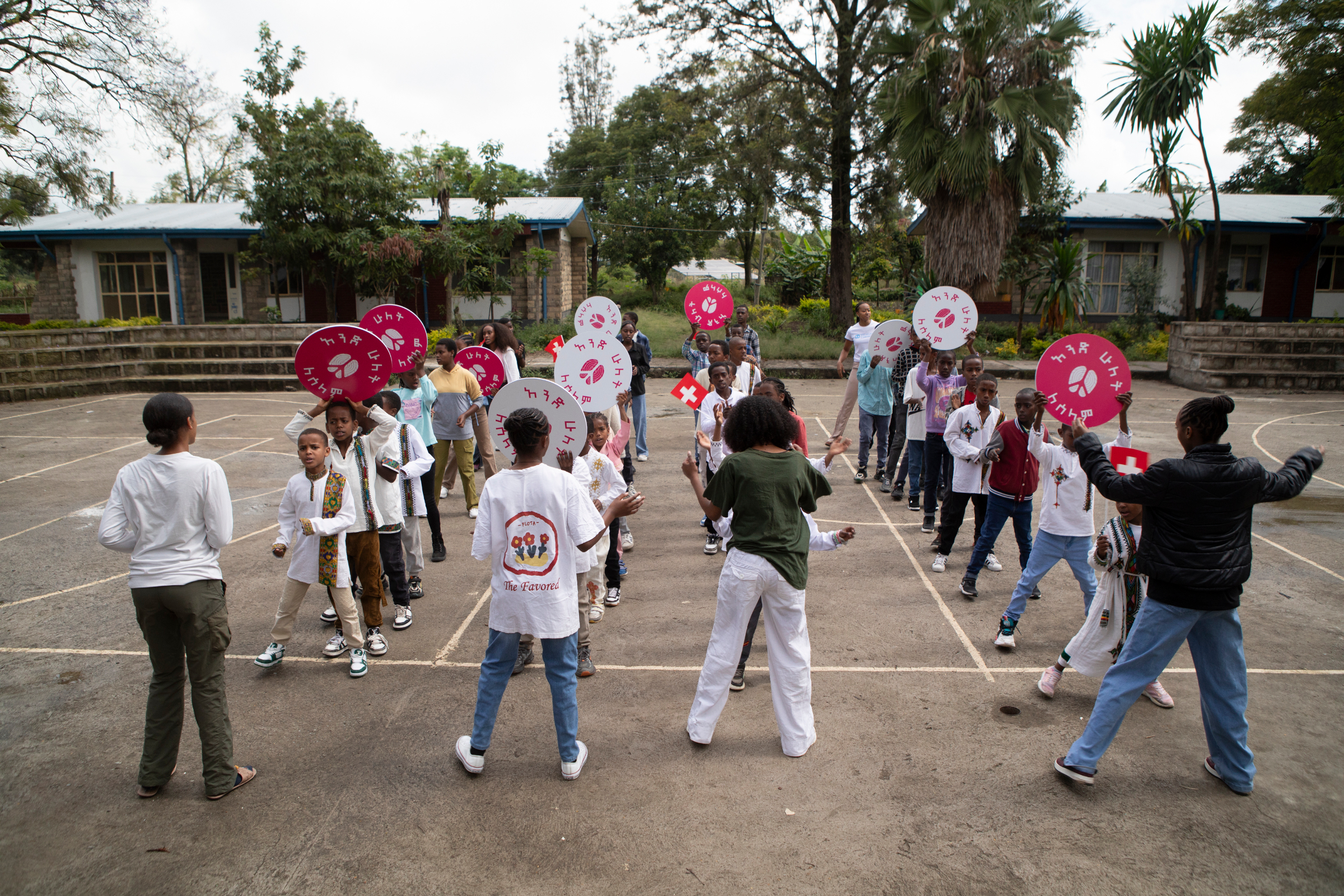 Aethiopien_Hawassa_Kinderdorf_Stomping-for-Peace.jpg Kinder stampfen auf einem Basketballfeld für den Frieden