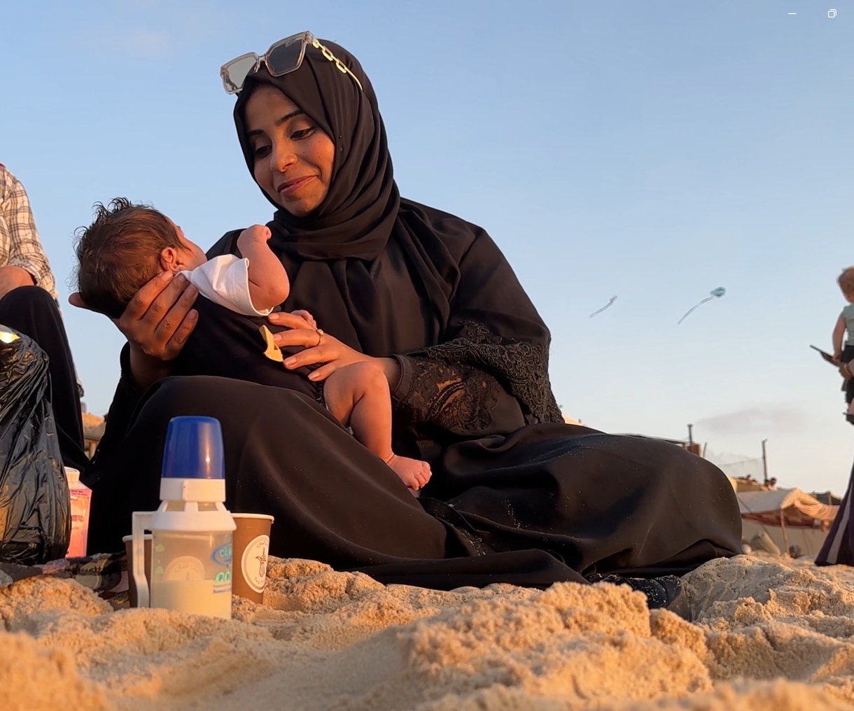 Eine Frau hält ein Baby in ihren Armen