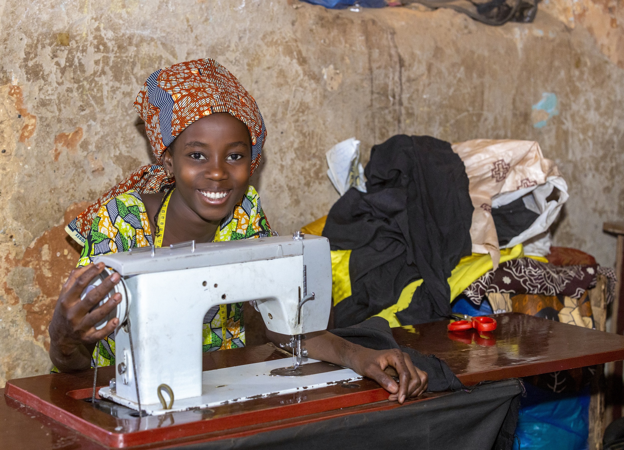 Eine Jugendliche sitzt an der Nähmaschine im Niger.