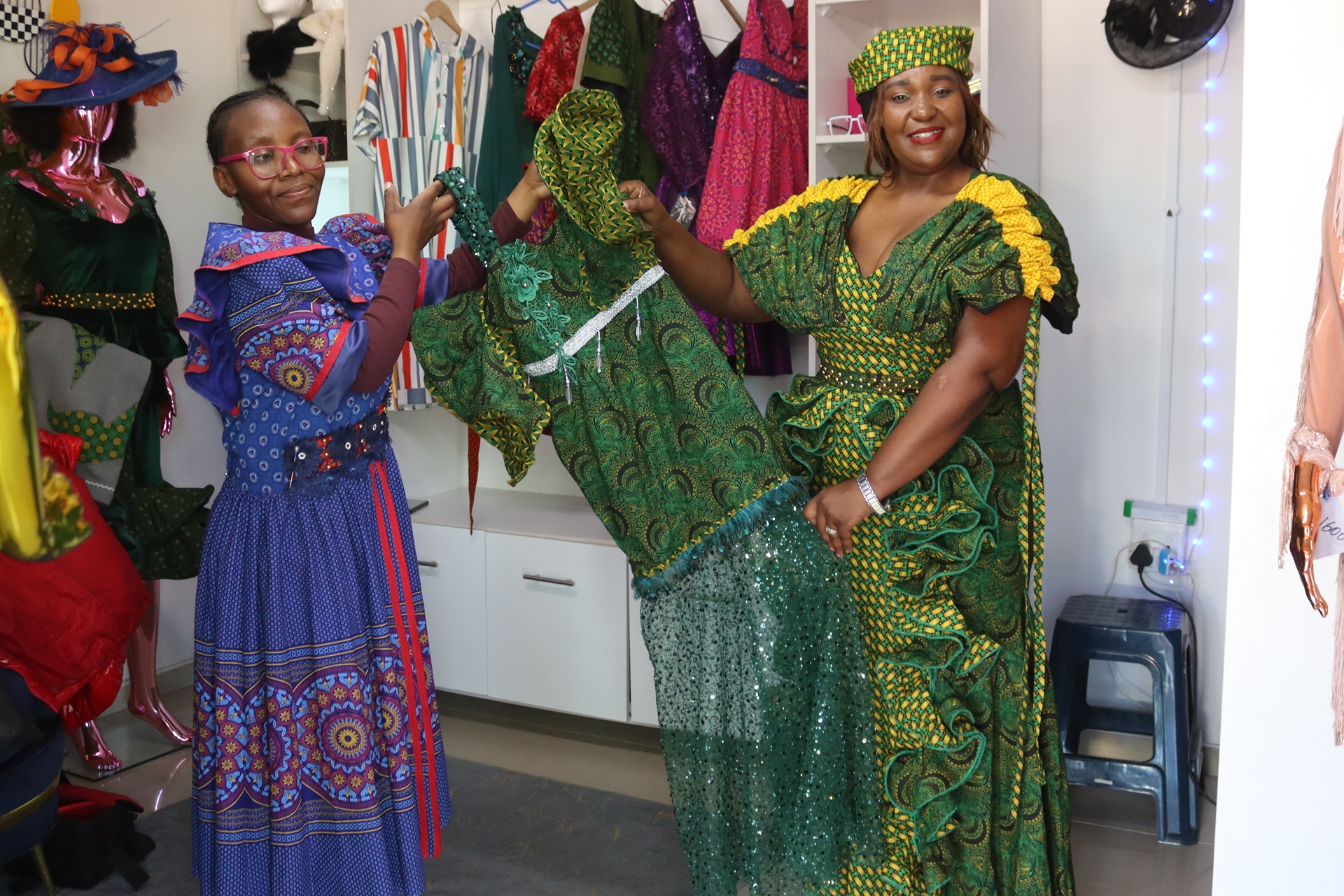 Nkay präsentiert stolz ihre Designs.