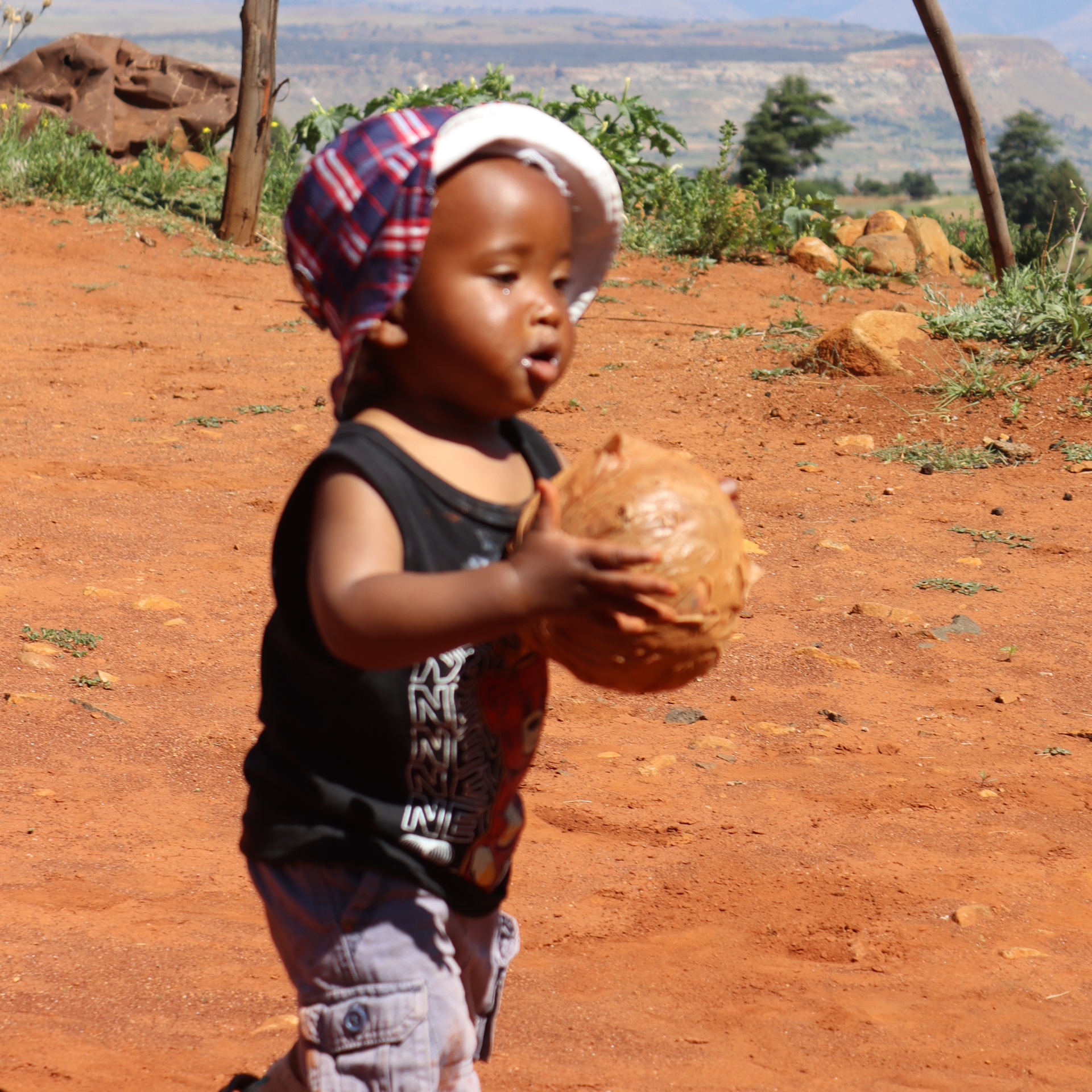 Ein Kind rennt mit einem Ball.