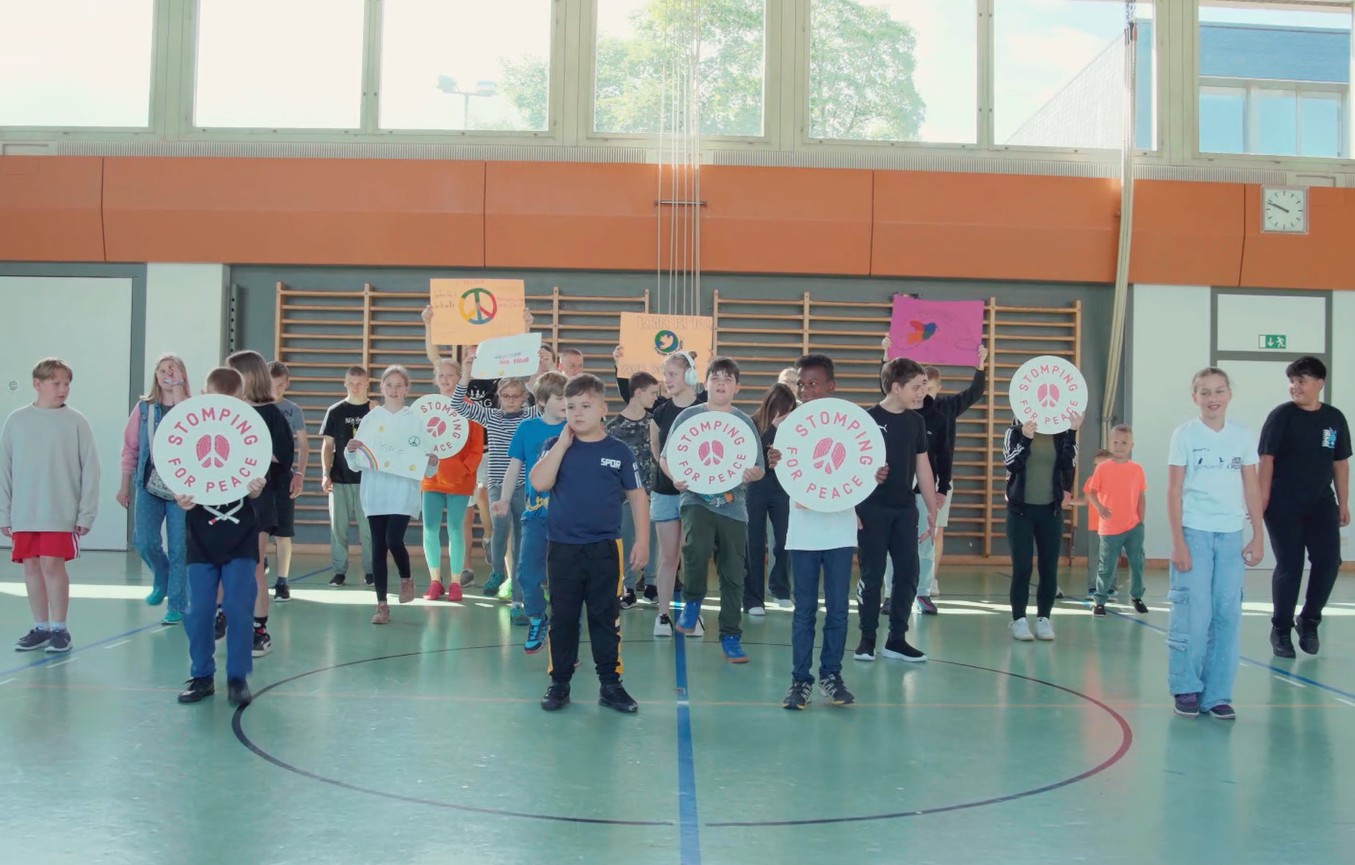 Kinder haben gemeinsam in der Schweiz f&uuml;r den Frieden gestampft.