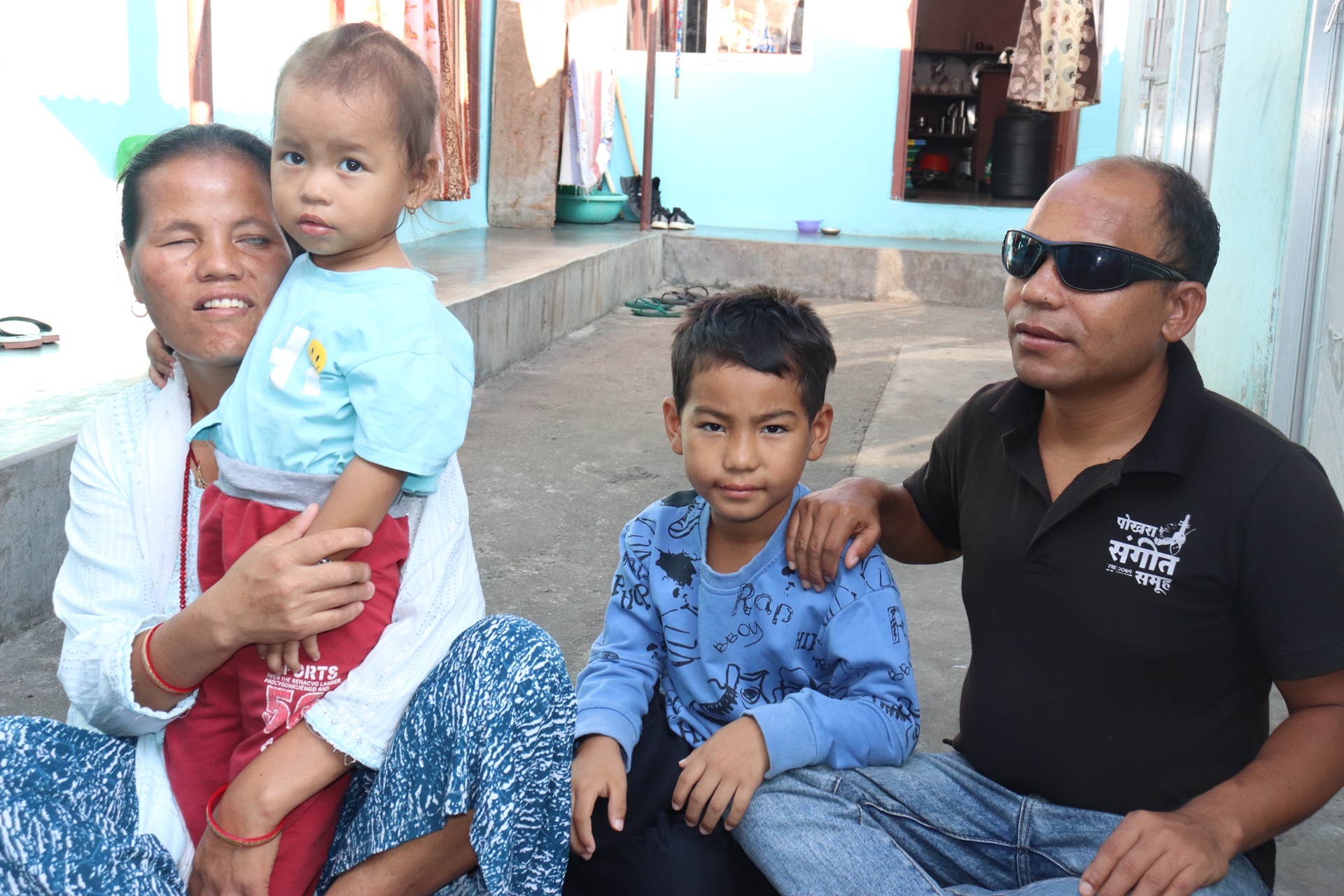 Eine Familie sitzt gemeinsam zuhause.