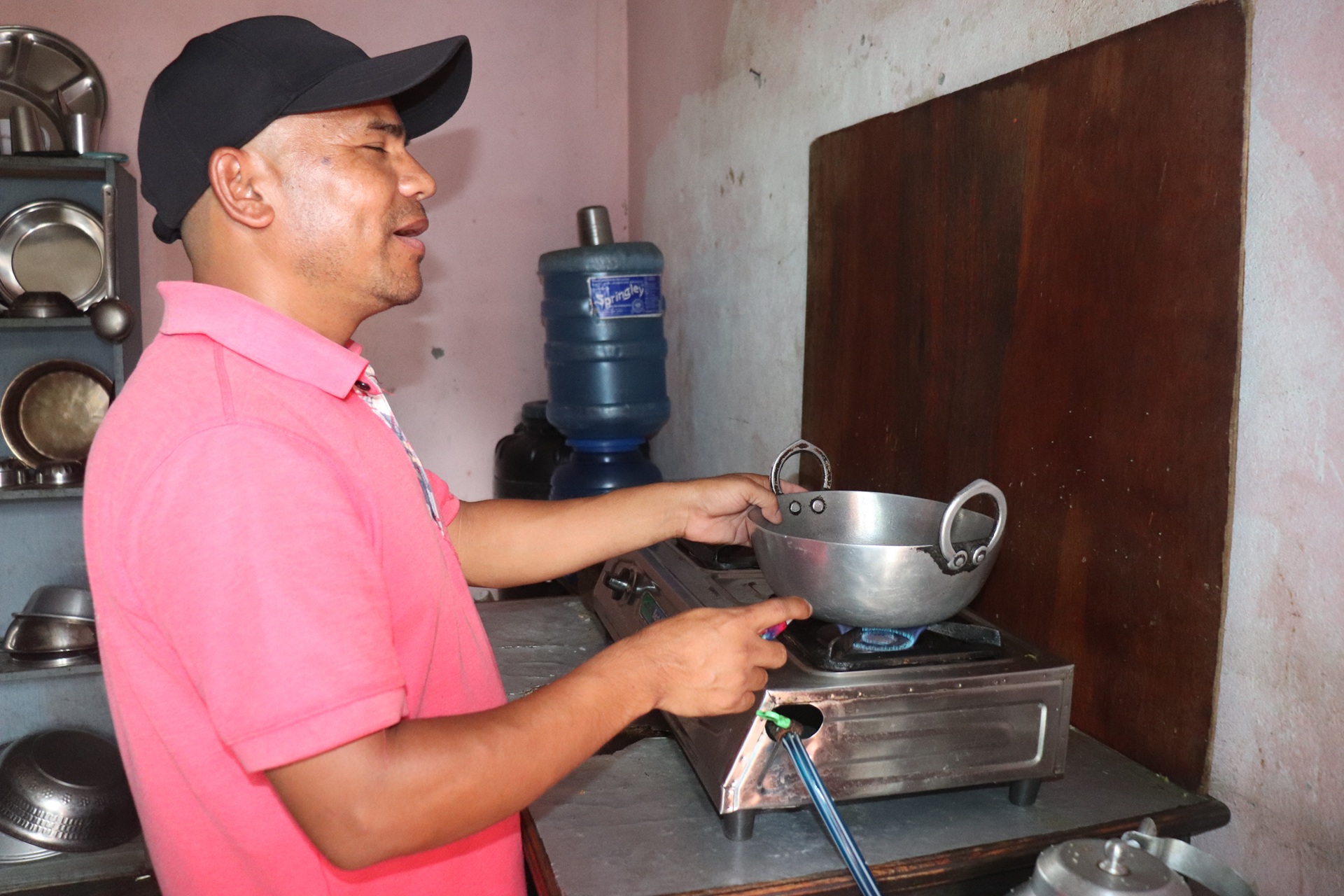 Ein Mann steht am Herd und kocht.