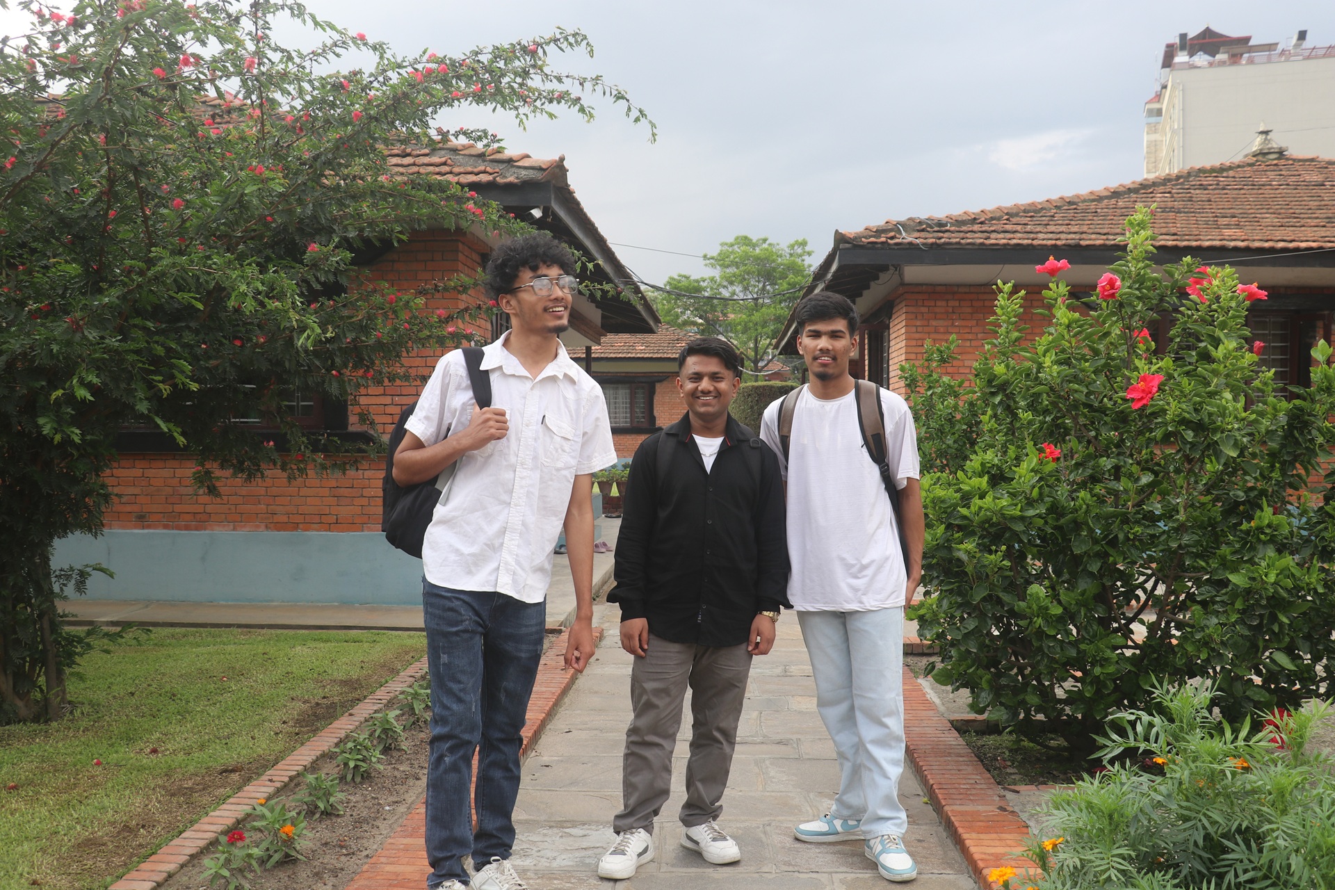 Drei junge Erwachsene ausserhalb ihrer Wohnung.