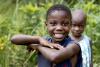 Zwei Geschwister aus Uganda lächeln