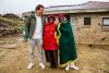 Marco Wölfli besucht Zandile und seine Familie zu Hause.