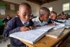 Kinder lesen in der Schule