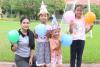Kinder feiern mit Luftballons und Hüten