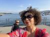Carmen und Fabian sitzen am Wasser