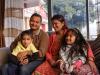 Eine Familie aus Nepal bei sich zu Hause