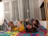 Mutter spielt mit ihren zwei Kindern