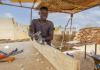 Ein Jugendlicher aus Niger macht eine Ausbildung in der Schreinerei