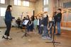 Ein Kinderchor singt für ein Konzert.