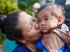 Eine Mutter umarmt ein Baby