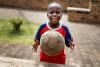 Ein Junge spielt mit einem Ball