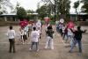 Kinder stampfen auf einem Basketballfeld für den Frieden