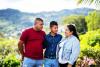 Eine Familie umarmt sich.