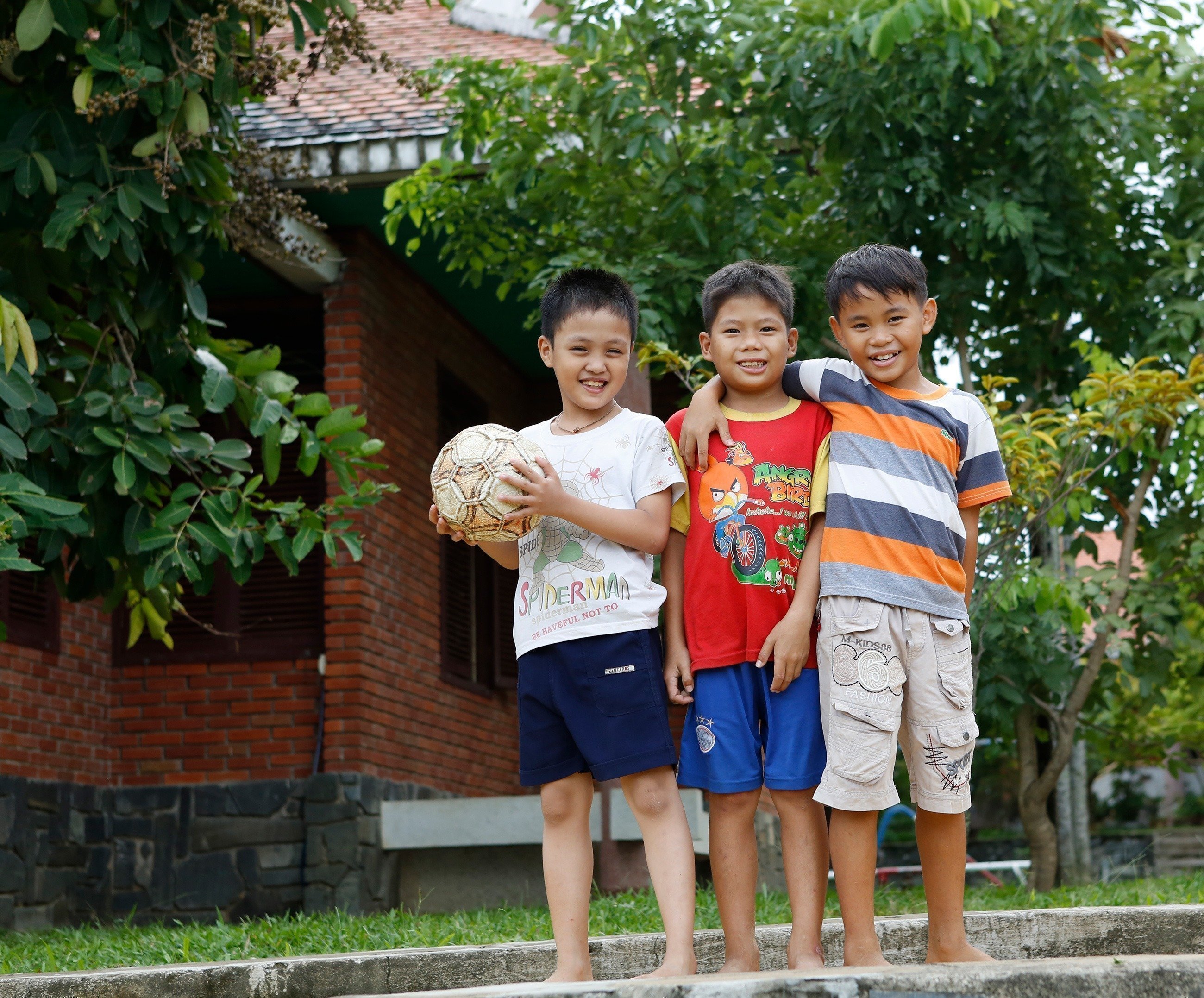 Tre bambini con un pallone.