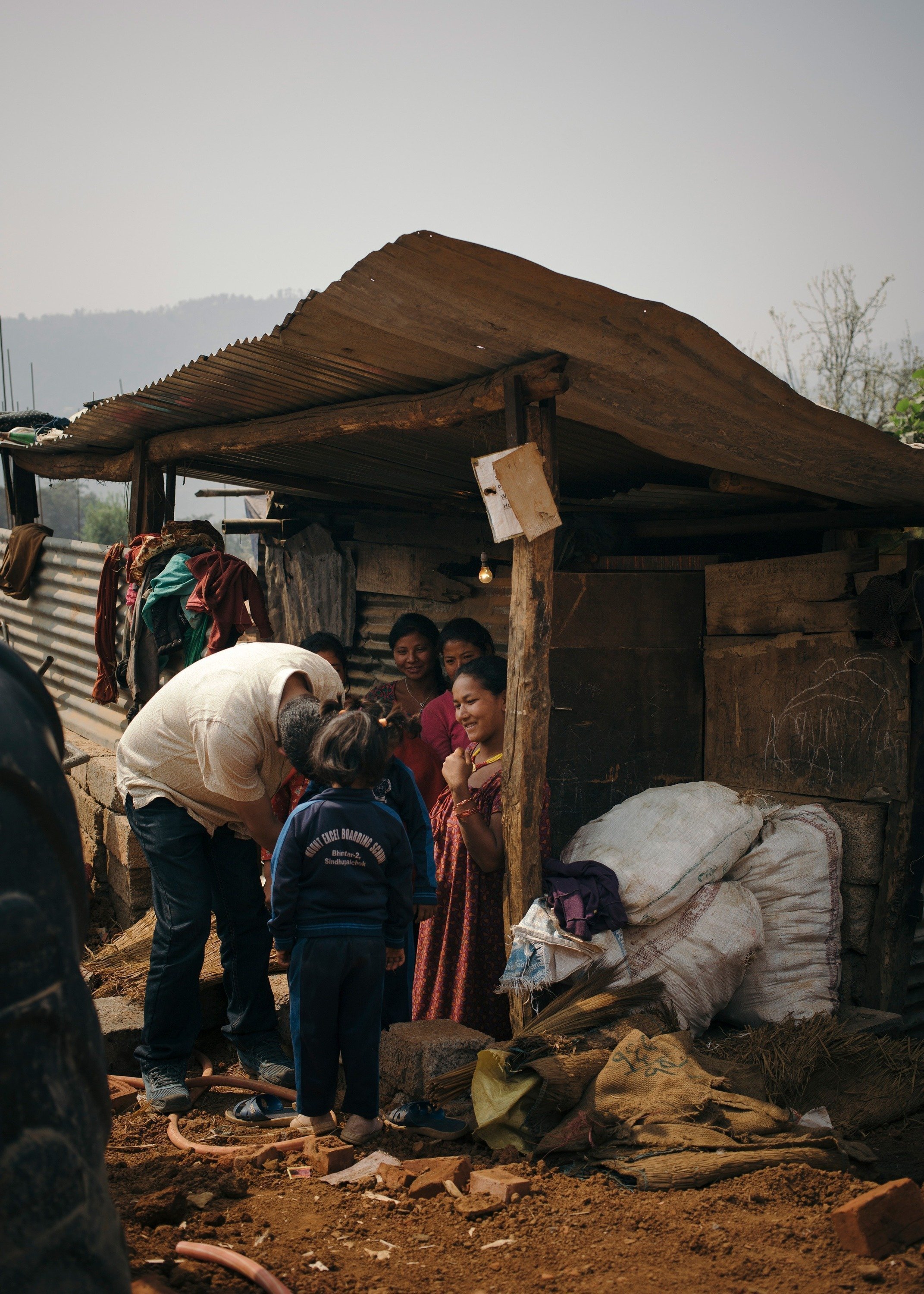 Situazione di una famiglia povera in Nepal in una capanna di legno.