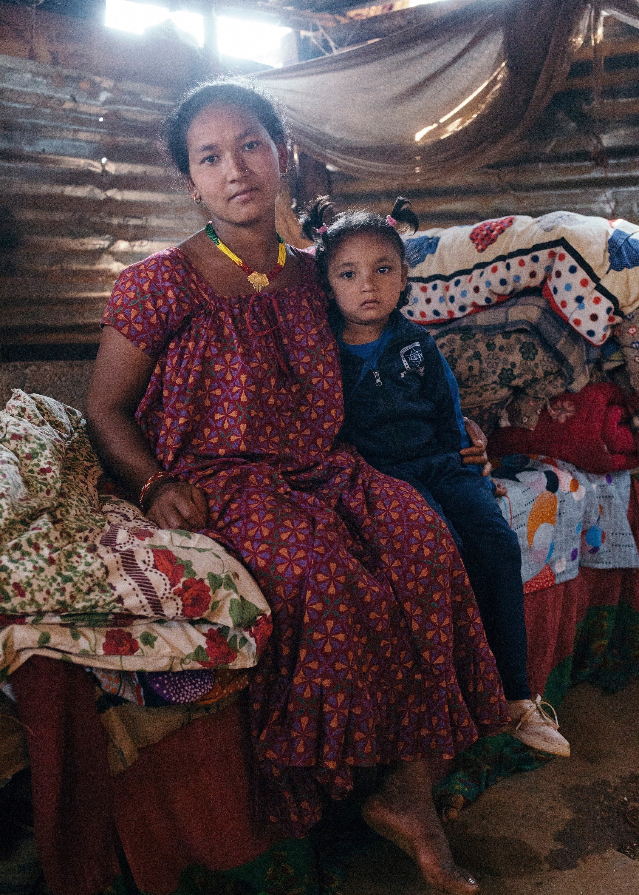 Una madre nepalese con la figlia in braccio.
