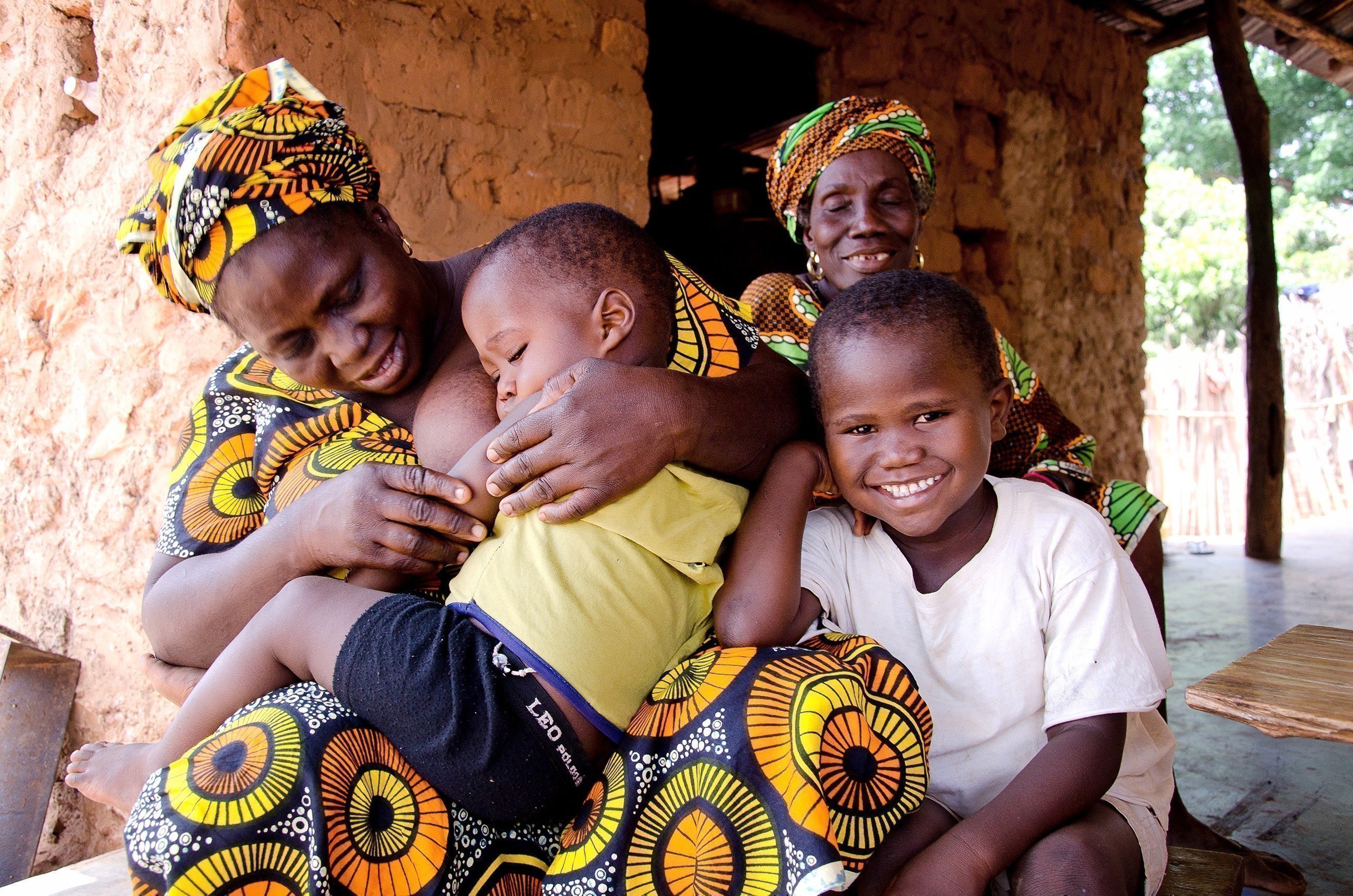 Zwei afrikanische SOS-Kinderdorf Mütter mit zwei Kindern.