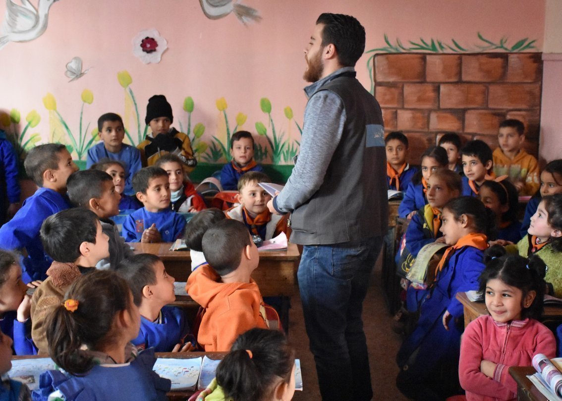 Insegnante con la sua classe in un SOS Villaggio dei Bambini in Siria