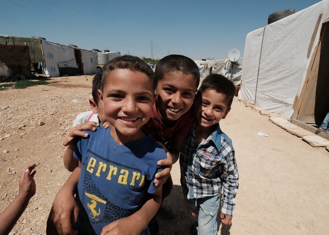 Quattro ragazzi allegri in un campo profughi in Siria