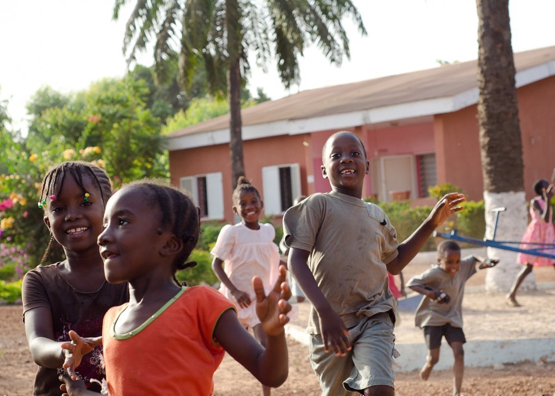 Bambini corrono allegramente in un SOS Villaggio dei Bambini.