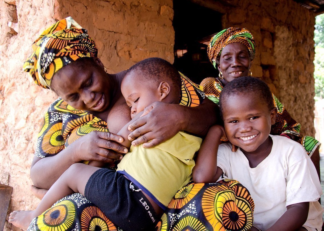 Mamma in un SOS Villaggio dei Bambini con un bambino in braccio.