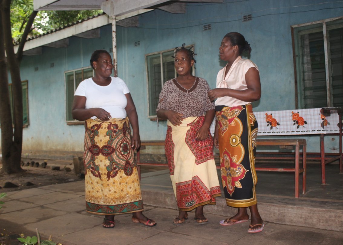 Tre madri dei villaggi dei bambini SOS.