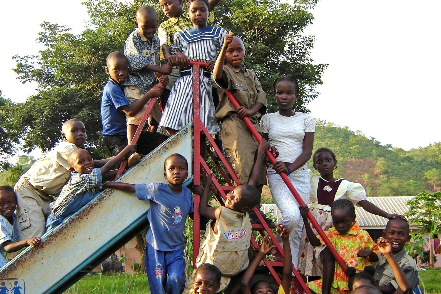 Gruppe von afrikanischen Kindern auf einer Rutsche.