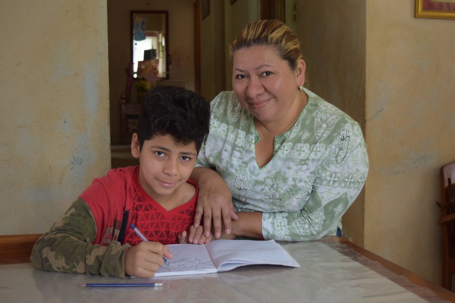 À l'école, Juan apprend à écrire grâce à vos dons.