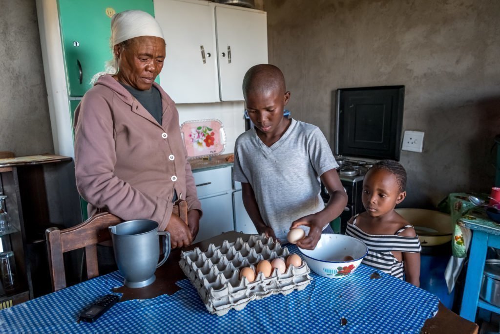 Semoko Matebello, Mit ihrem Sohn Teboho, und Tochter Mpontsoana. 