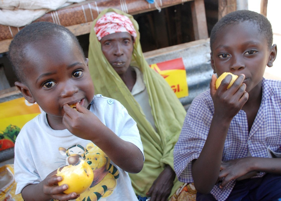 Bambini africani mangiano mele.