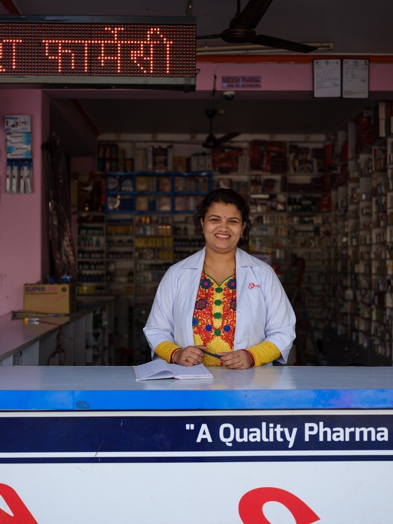 Brindhya Parajuli gestisce una farmacia ed è madre di due bambini. La riempie di orgoglio poter provvedere ai bisogni della famiglia.