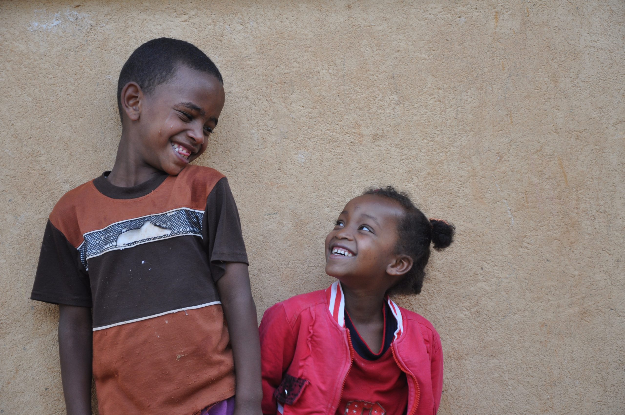 Tizita (5) und ihr Bruder Birbane (8), die bei Grossmutter Amara (58) leben.