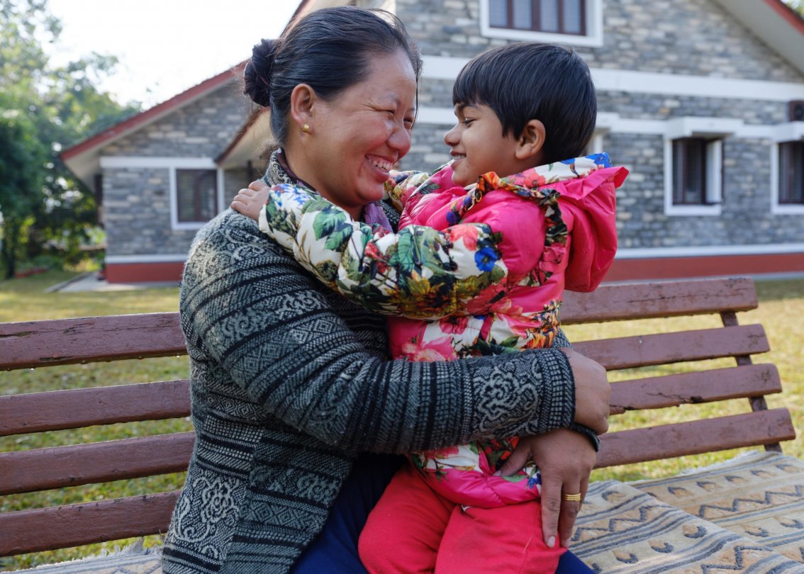 SOS-Mutter mit Kind im SOS-Kinderdorf in Nepal