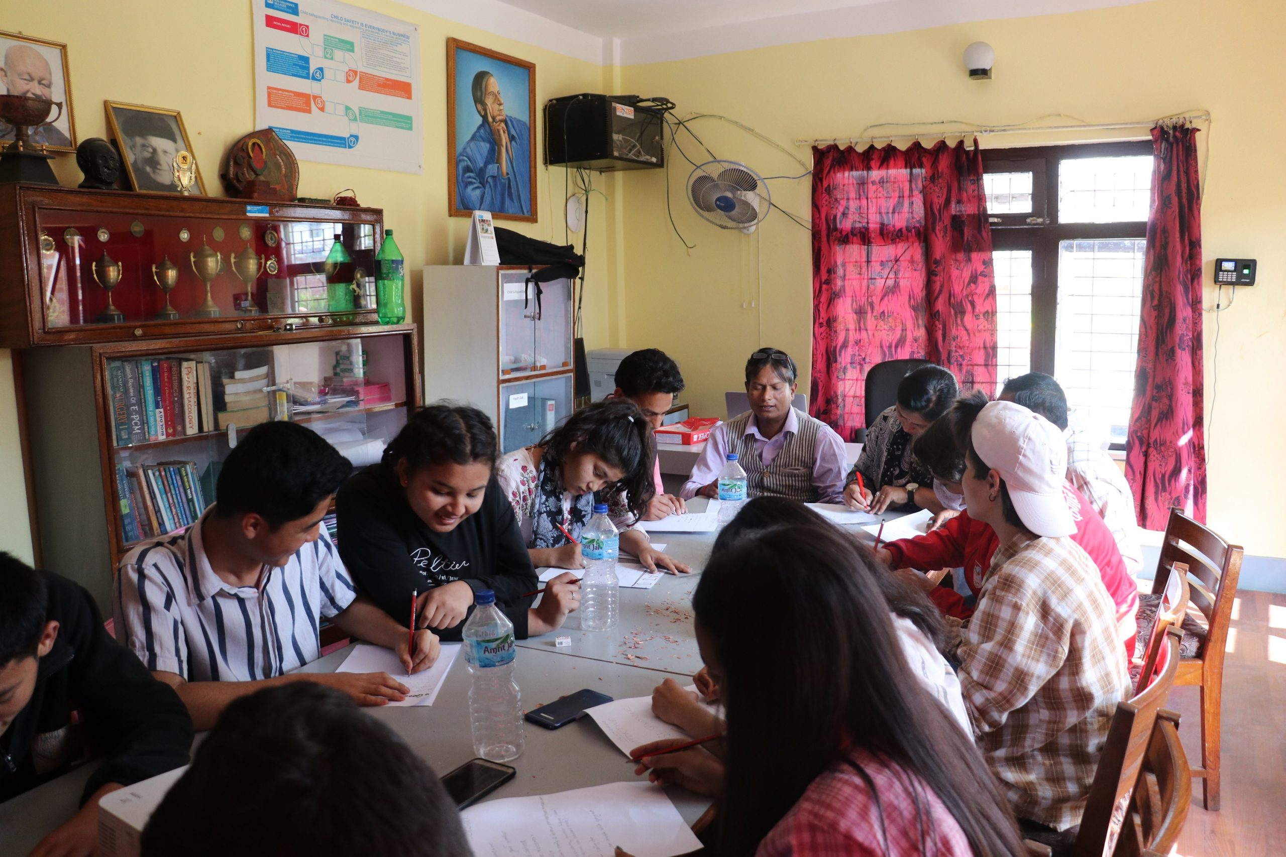 Collaboratori di SOS Villaggi dei Bambini Nepal discutono durante un workshop.