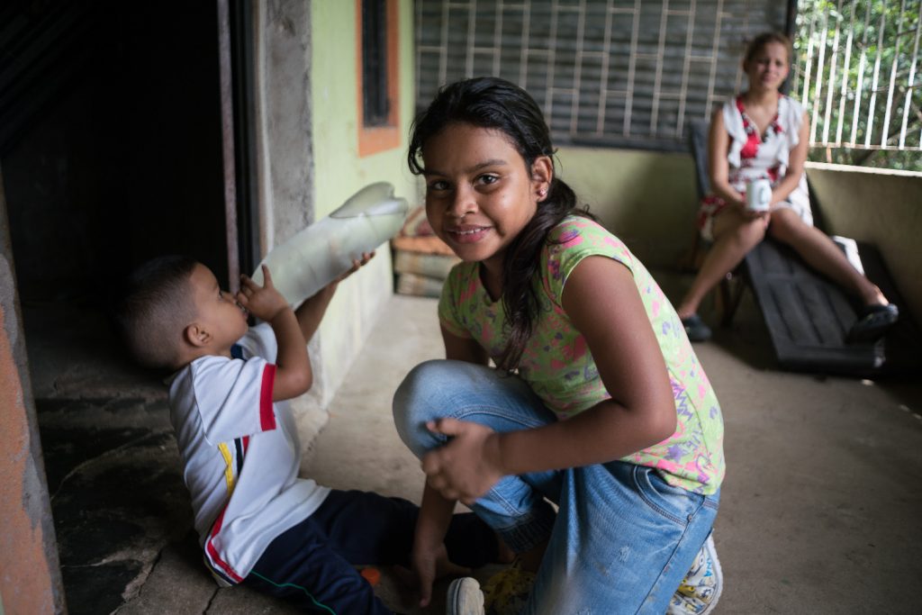 Nach dr Flucht aus Venezuela suchen Familien Schutz in den Nachbarländern.