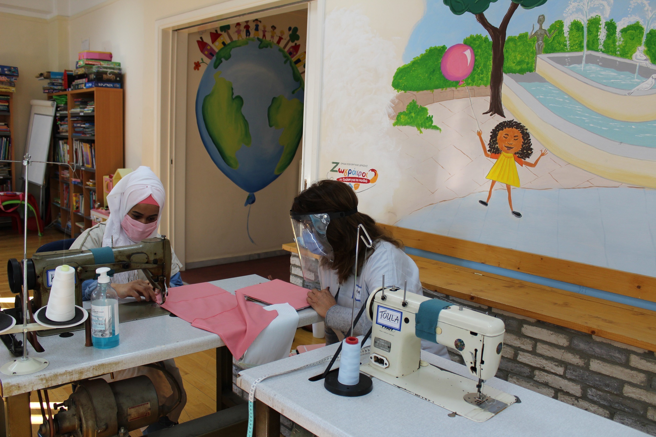 Les mères peuvent amener leurs enfants pour une formation au centre de couture pour les réfugiés en Grèce.