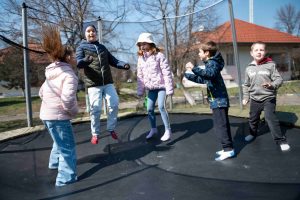 Sur l’aire de jeux du village d’enfants SOS, les enfants peuvent être des enfants