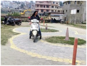 Nisha lernt Motorrad zu fahren