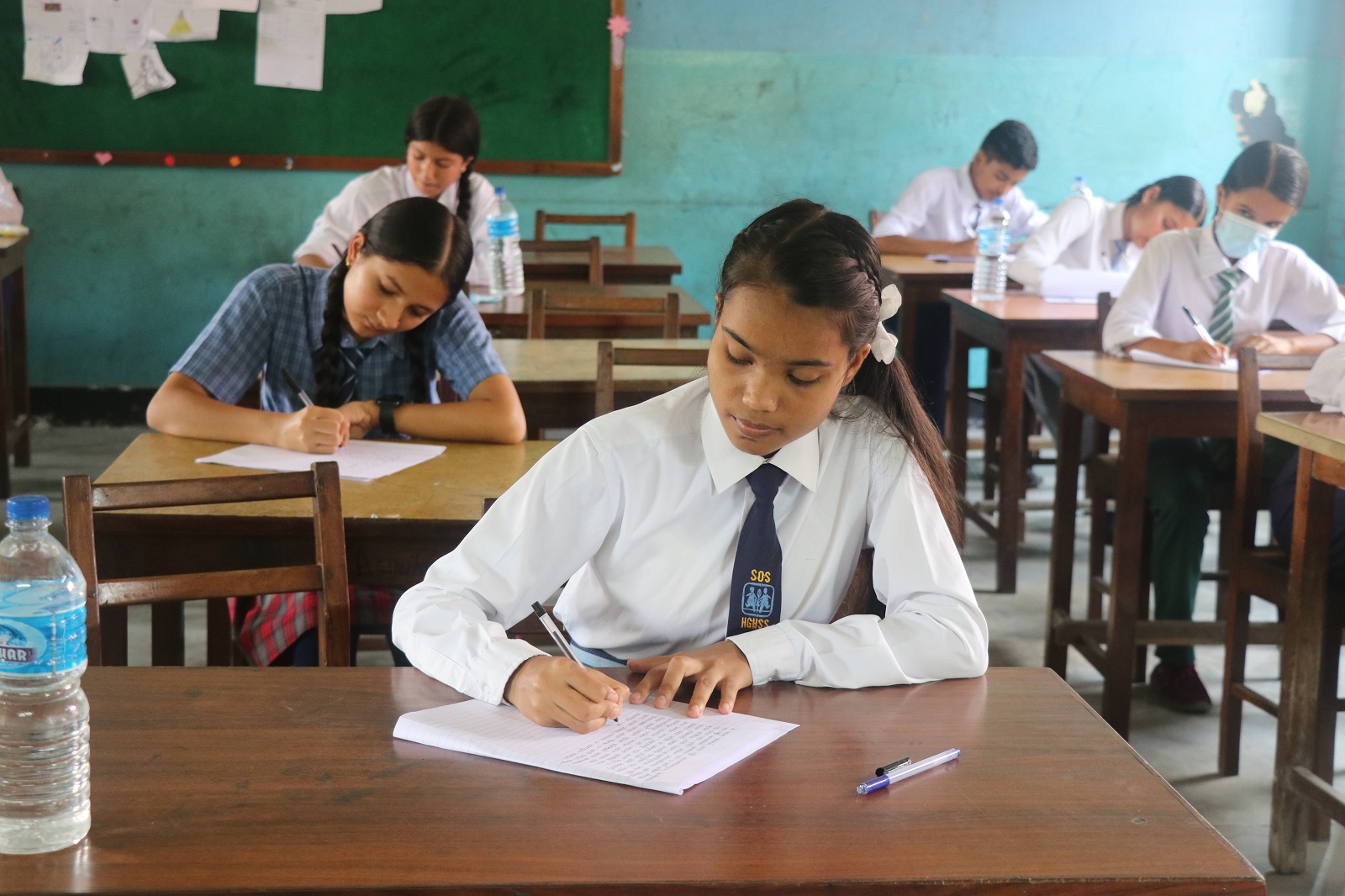 Rupa hat hohe Ansprüche an sich selbst. Hier nimmt siean einem Essaywettbewerb ihrer Schule teil.