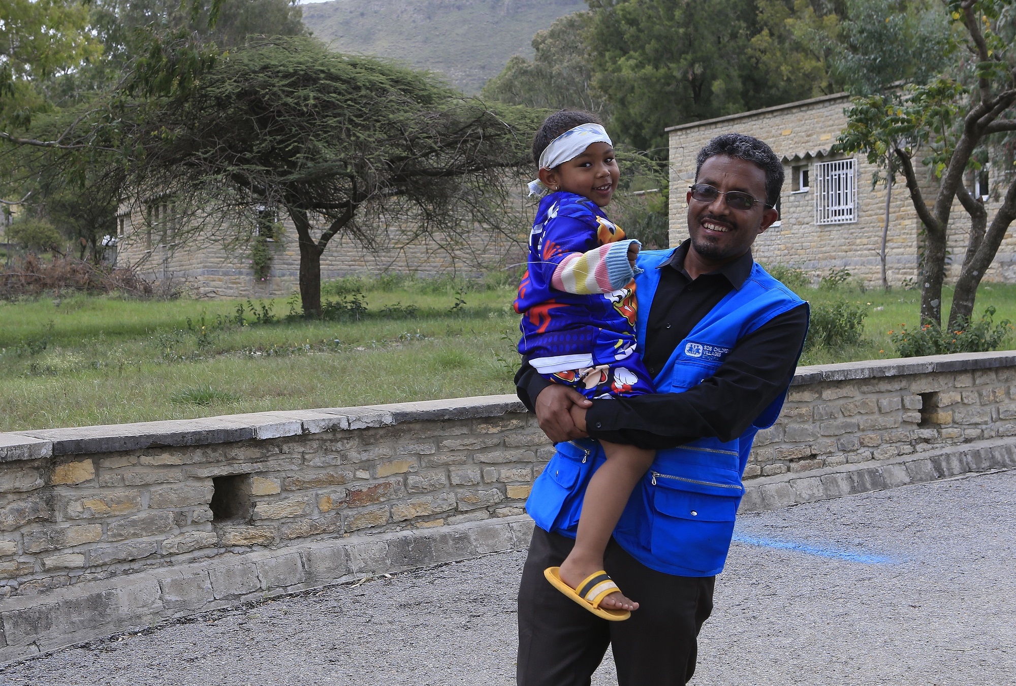 Niguss Hailu mit einem Kind aus dem SOS-Kinderdorf in Mekelle.