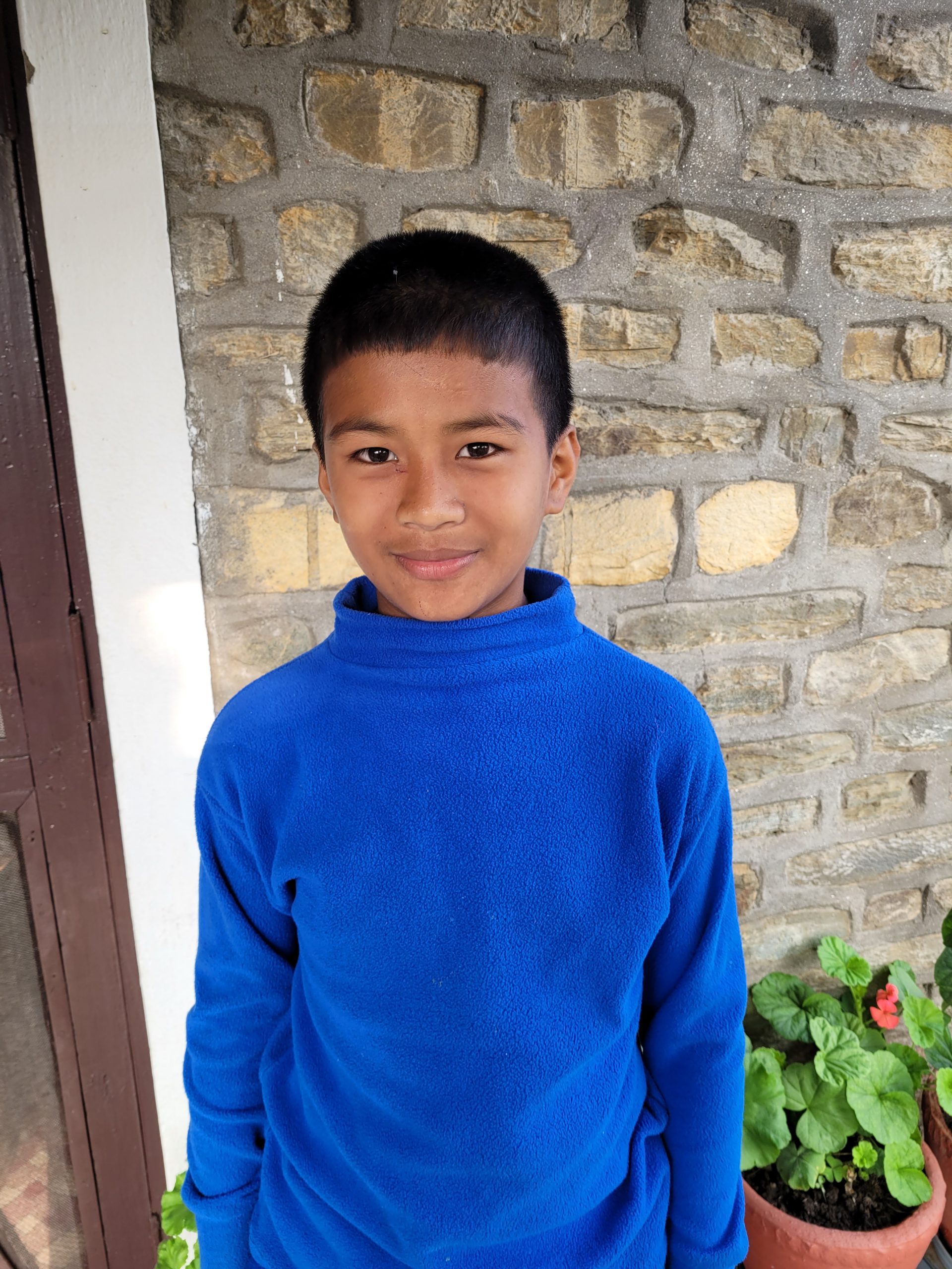 Kishor wächst in Pokhara in Nepal auf.