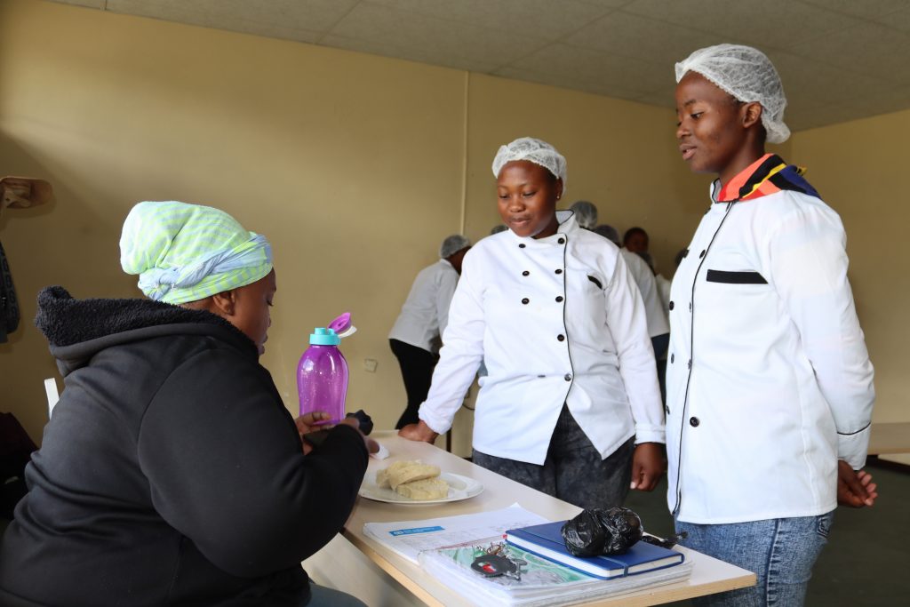 Auszubildende aus Lesotho präsentieren ihr kulinarisches Geschick.