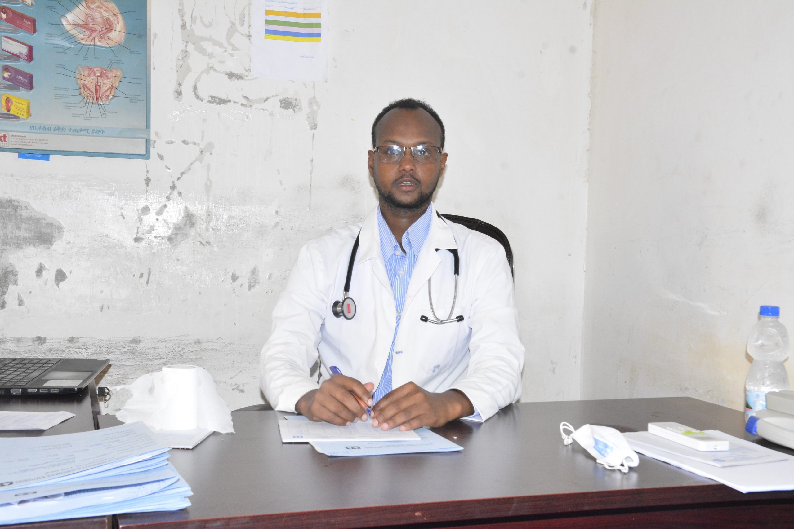 Dott. Guled Aden, 32 anni, alla sua scrivania presso il centro medico a Gode.